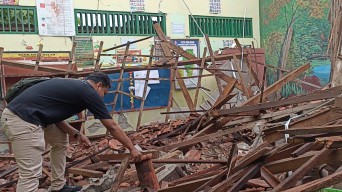 Atap 2 Kelas SDN Ngadiluwih Bojonegoro Ambruk, Dinas Pendidikan Slow Respons?