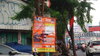 Baliho Caleg DPR RI di Surabaya: Pokemon Gowo Pitik