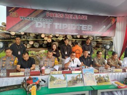 Bareskrim Polri Amankan BB Illegal Logging di Lamongan