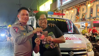 Bonek Sambut Bantuan Ambulan dari Polda Jatim, Bisa Bantu Masyarakat Lebih Luas