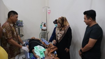 Mojokerto Diterjang Angin Kencang, Bupati Ikfina Jenguk Korban Pohon Tumbang