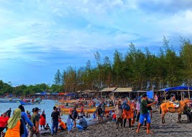 Libur Tahun Baru 2024, Pengunjung Pantai Cemara Sewu Jember Membludak