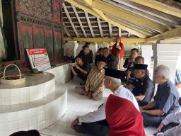 Capres Ganjar Pranowo Ziarah ke Pendiri Ponorogo