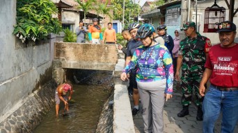 Aksi Pj Wali Kota Kediri Sepedaan sambil Tinjau Saluran Air Rawan Banjir