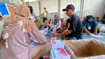 300 Warga Sekitar Gudang Diberdayakan KPU Bojonegoro untuk Melipat Surat Suara