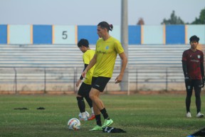 Nyeri Lutut Bikin Bek Persela Lamongan Jonny Campbell Absen Lama