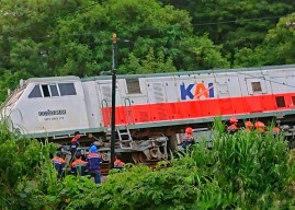 Evakuasi KA Pandalungan Anjlok di Sidoarjo Masih Berlangsung Hingga Kini
