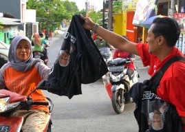 DPC Repdem Sidoarjo Bagikan 500 Kaos Ganjar-Mahfud