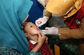 Imunisasi Polio di Surabaya Dikebut Sehari, Emang Boleh?