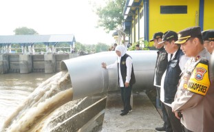 Gubernur Jatim Khofifah Resmikan Pintu Air Kuro di Lamongan, Ini Harapan Pak Yes
