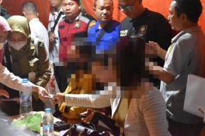 Satpol PP Razia Warung Miras Tanpa Izin di Surabaya, 2 LC Diamankan