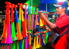 Penjual Terompet di Jember Keluhkan Sepi Pembeli, Konsumen Beralih Main Hp?
