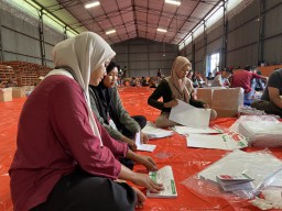 Cerita Emak-emak Pelipat Surat Suara KPU Ponorogo, Ketawa-ketiwi Raup Cuan