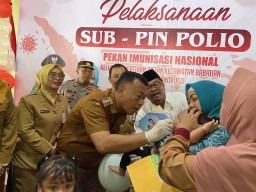 Kang Giri Teteskan Imunisasi Polio Pertama di Ponorogo