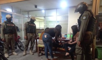 Satpol PP Gresik Sisir Warung Karaoke, Hanya Amankan 10 KTP?