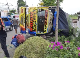 Pemotor Tewas Tertimpa Bak Truk Diesel yang Terguling di Bojonegoro