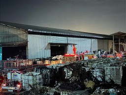 Gudang Aspal Curah Komplek Pelindo di Gresik Terbakar