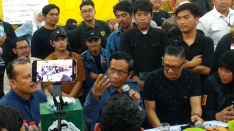 Mahfud MD Diminta Lakukan Pemakzulan Presiden saat Nongkrong di Warkop Surabaya