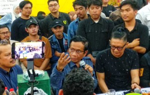 Temui Pemuda Surabaya di Warkop, Mahfud MD: Jangan Pilih Kalau Bukan dari Hati