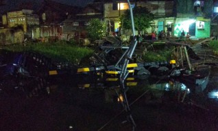 Truk Trailer Terjun dari Tol Dupak ke Sungai Tambak Asri Surabaya
