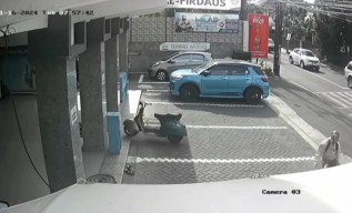 Vespa Jadul Jalan Sendiri 10 Meter Masuk Teras Masjid di Malang