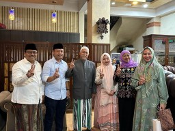Beredar Gambar Pengasuh Ponpes Sidogiri Salam 2 Jari bareng Khofifah