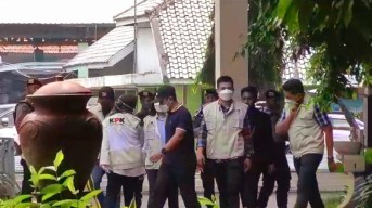 Barang Bukti yang Dibawa KPK saat Geledah Rumah Dinas Bupati Sidoarjo