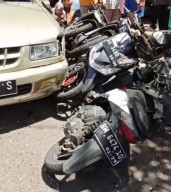 Viral Mobil Tabrak Belasan Motor Parkir di Ponorogo, Berakhir Damai
