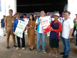 Petani Bojonegoro Dapat Pupuk Murah, Full Senyum dong..