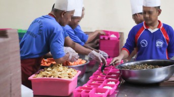 Mengintip Aktivitas Petugas Siapkan Makanan untuk Penghuni di Dapur Lapas Kediri