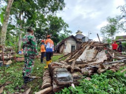 Hujan Angin Kencang Terjang Trenggalek, Waspada Lur!