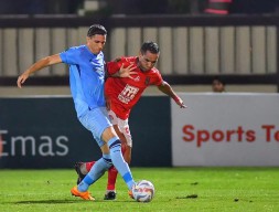 Pemain Persela Lamongan Jonny Campbell Keluhkan Nyeri Lutut