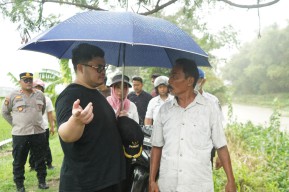 Mas Dhito Hujan-hujanan Cek Aliran Sungai di Kunjang Kediri