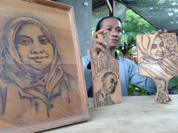 Keindahan Lukisan Bakar Karya Pemuda Trenggalek yang Bingung Cari Kerja