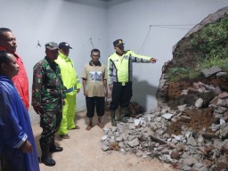 Dinding Rumah Warga di Tulungagung Jebol Diterjang Longsor
