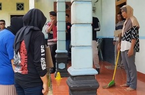 Ibu Korban Syok Saksikan Rekonstruksi Pembunuhan Kopi Sianida di Pacitan