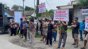 Warga Margourip Kediri Demo Tolak Truk Pasir, Jalan Rusak Hingga Memakan Korban