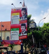 Satpol PP Kota Malang Terjunkan Kendaraan Tangga Hidrolik Tertibkan APK