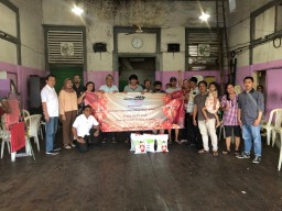 Asosiasi Muda Jatim Bagikan 70 Paket Sembako pada Penghuni Gedung Setan Surabaya