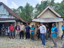 Bedah Rumah PWI Lamongan Sasar Janda Miskin, Gandeng Polres dan Lembaga Amal