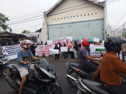 Emak-emak di Lamongan Demo Tower BTS yang Resahkan Warga