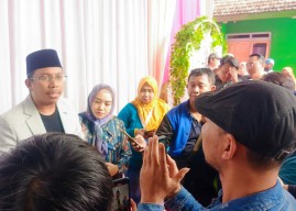 Bupati Sidoarjo Pamer 2 Jari saat Nyoblos bersama Istri di TPS 02