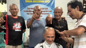 Relawan Caleg DPRD Kota Kediri Dinayana Cukur Gundul, Emang Boleh Seyakin Itu?