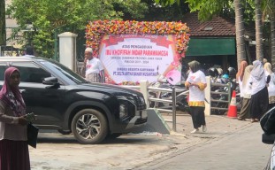 Khofifah Kumpulkan Relawan di Rumahnya, Hari Pertama Purnatugas