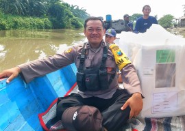 Naik Perahu 1 Jam Distribusikan Logistik Pemilu ke Dusun Terpencil di Sidoaarjo