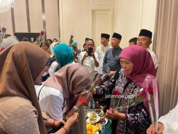 Foto: Khofifah Kumpulkan Relawan di Rumahnya