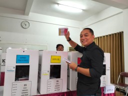 Makna Baju Hitam Eri Cahyadi saat Nyoblos di TPS 35 Jambangan: Junjung Tinggi Jurdilnya