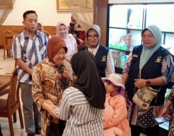 Mensos Risma Beri Beasiswa Gadis di Malang yang Ditinggal Keluarganya Bunuh Diri