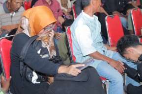 Foto: Pesilat Menangis saat Sungkem pada Orang Tua