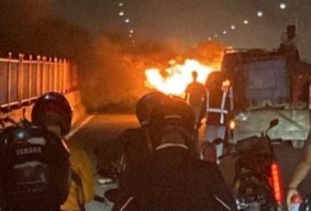 Mobil Berisi 4 Orang Terbakar di Jembatan Suramadu
